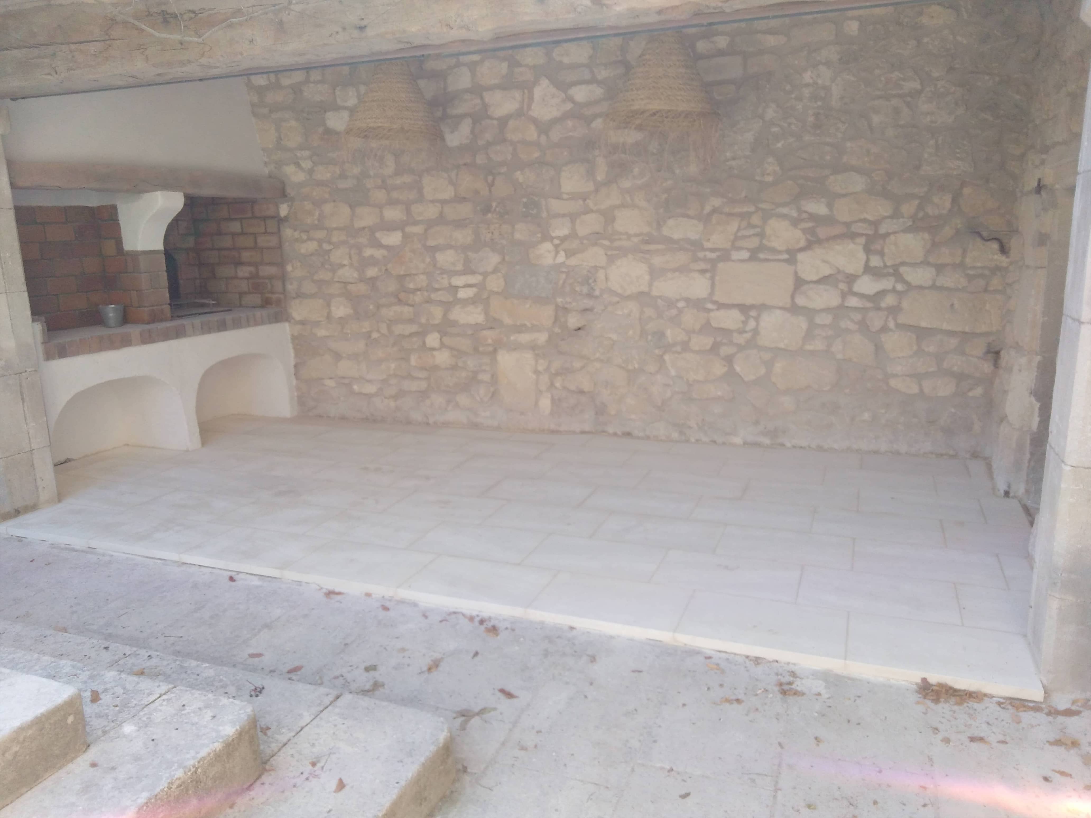 Photo de réalisation d'une terrasse en pierre de fontvieille