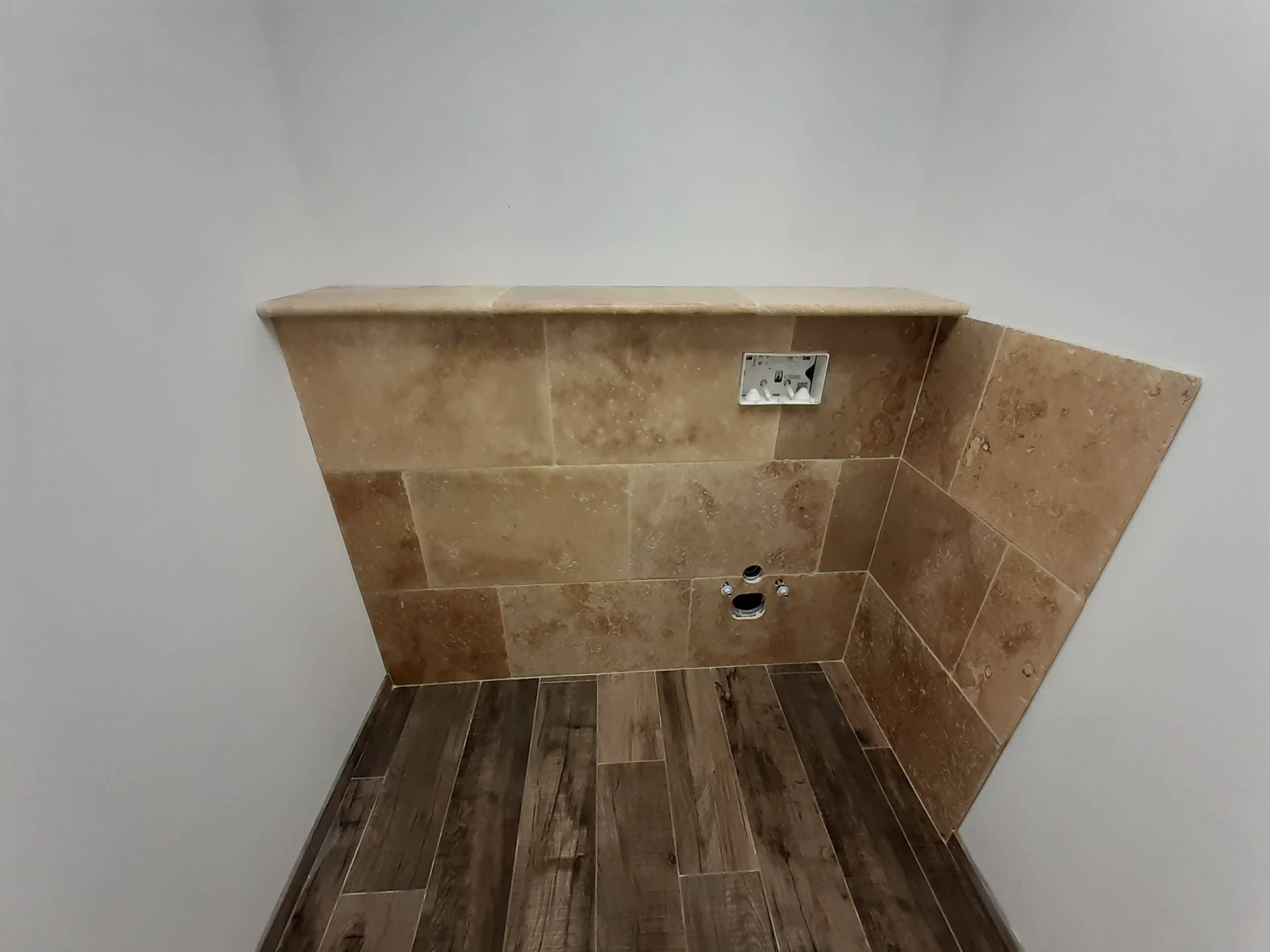 Photo de WC Suspendu, pose en travertin