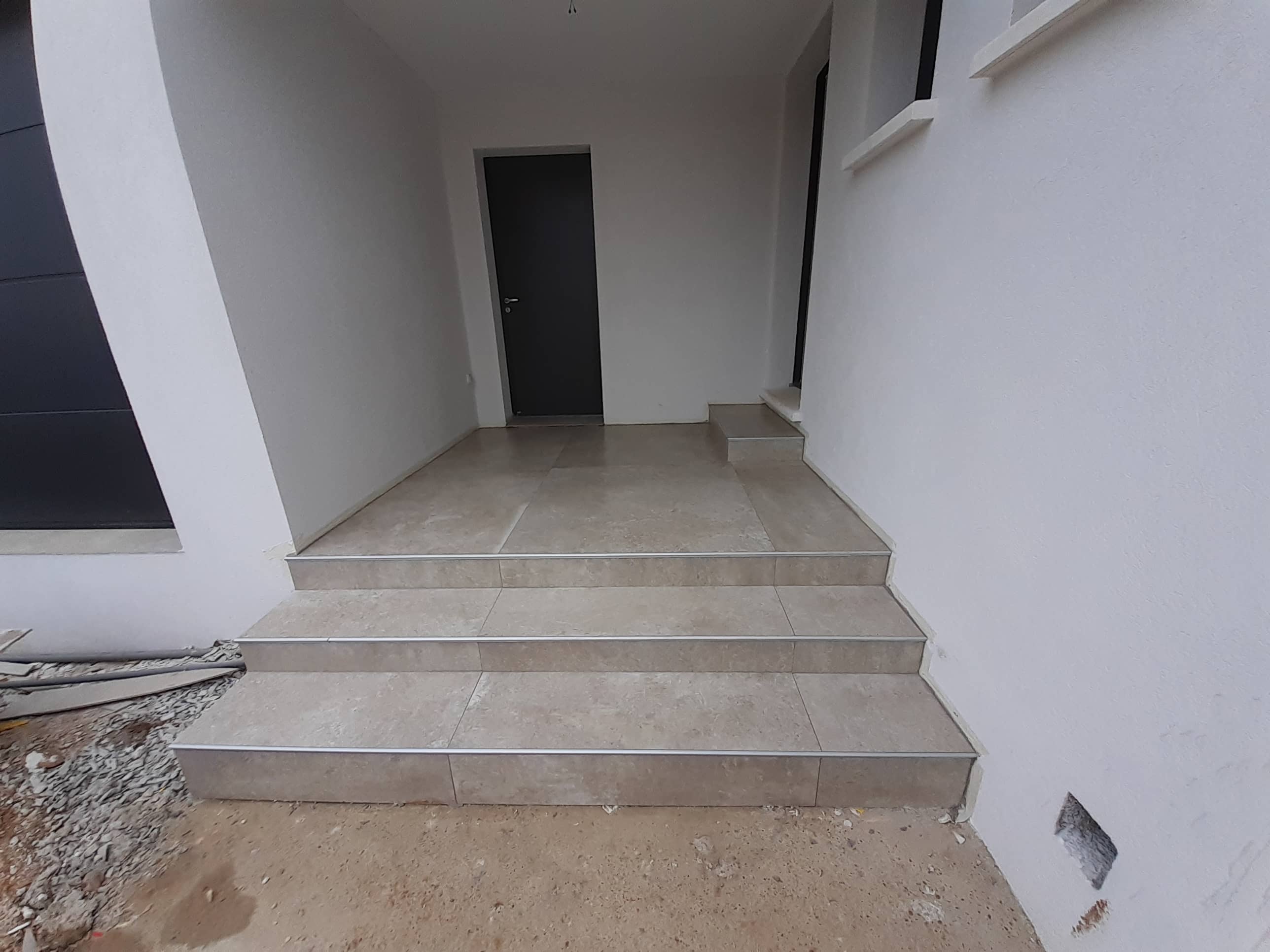 Photo de carrelage 60x60cm sous patio avec escalier