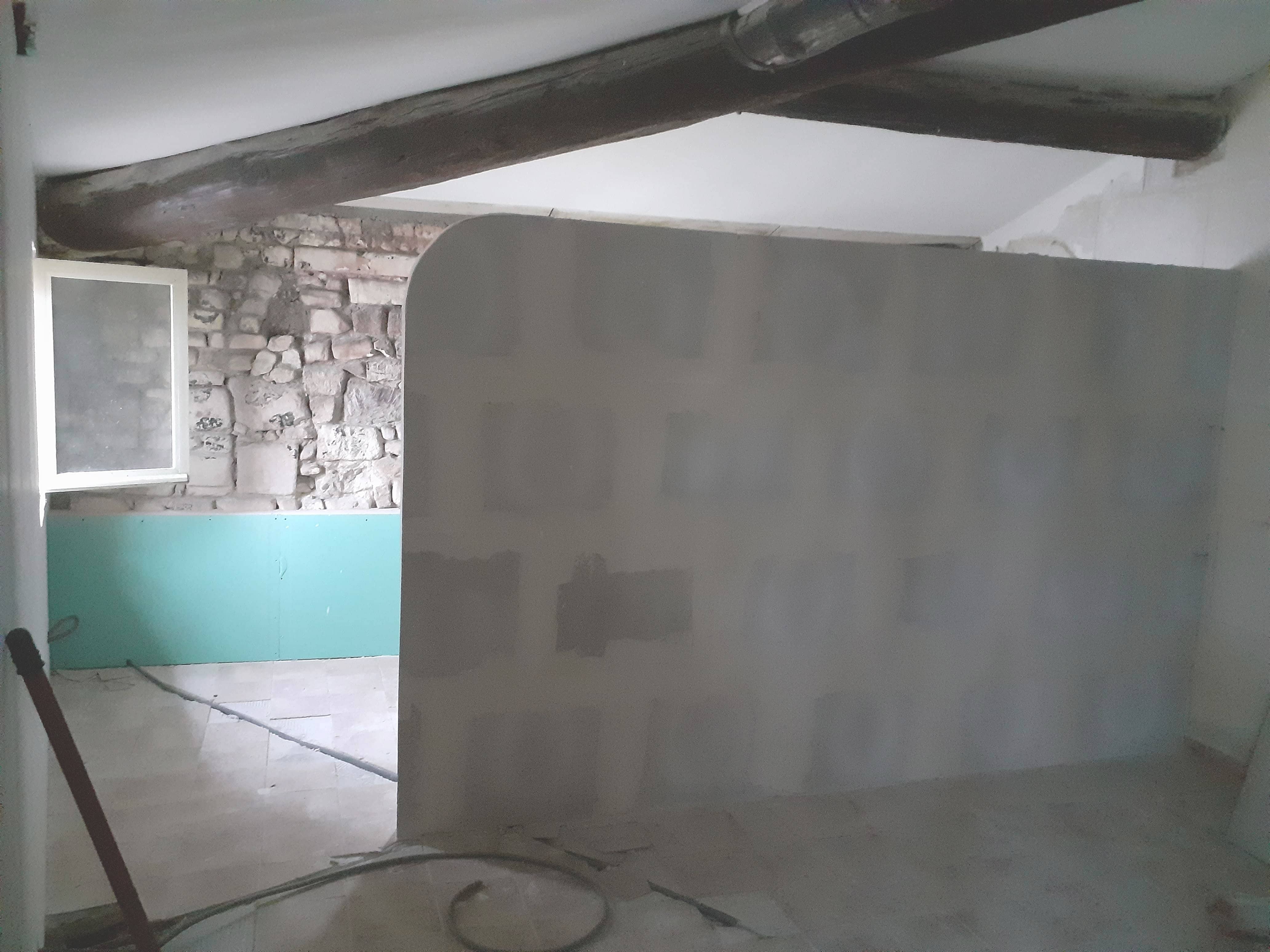 Photo de réalisation d'une cloison de séparation en siporex 