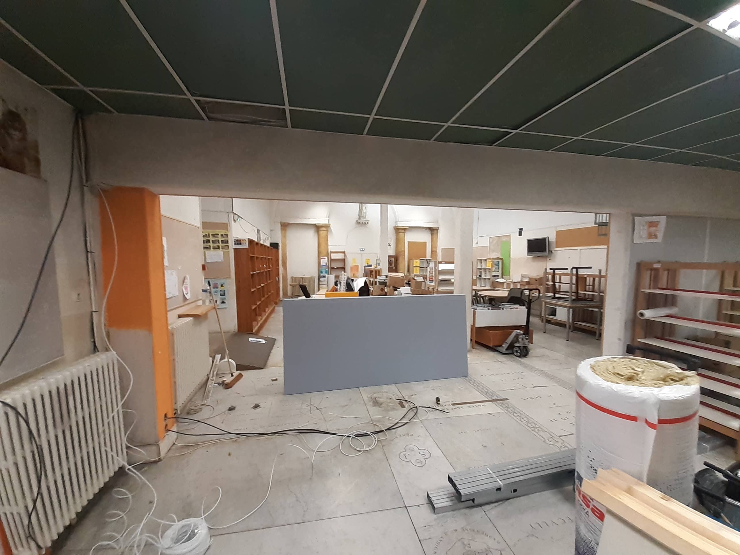 Photo de réalisation d'une cloison en plaque de plâtre phonique (photo avant)