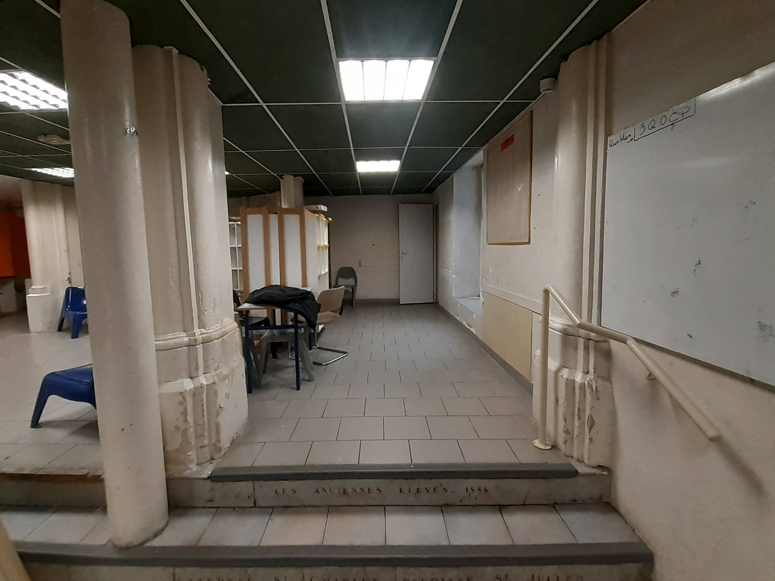 Photo de réalisation d'une cloison en plaque de plâtre phonique avec porte (photo avant)