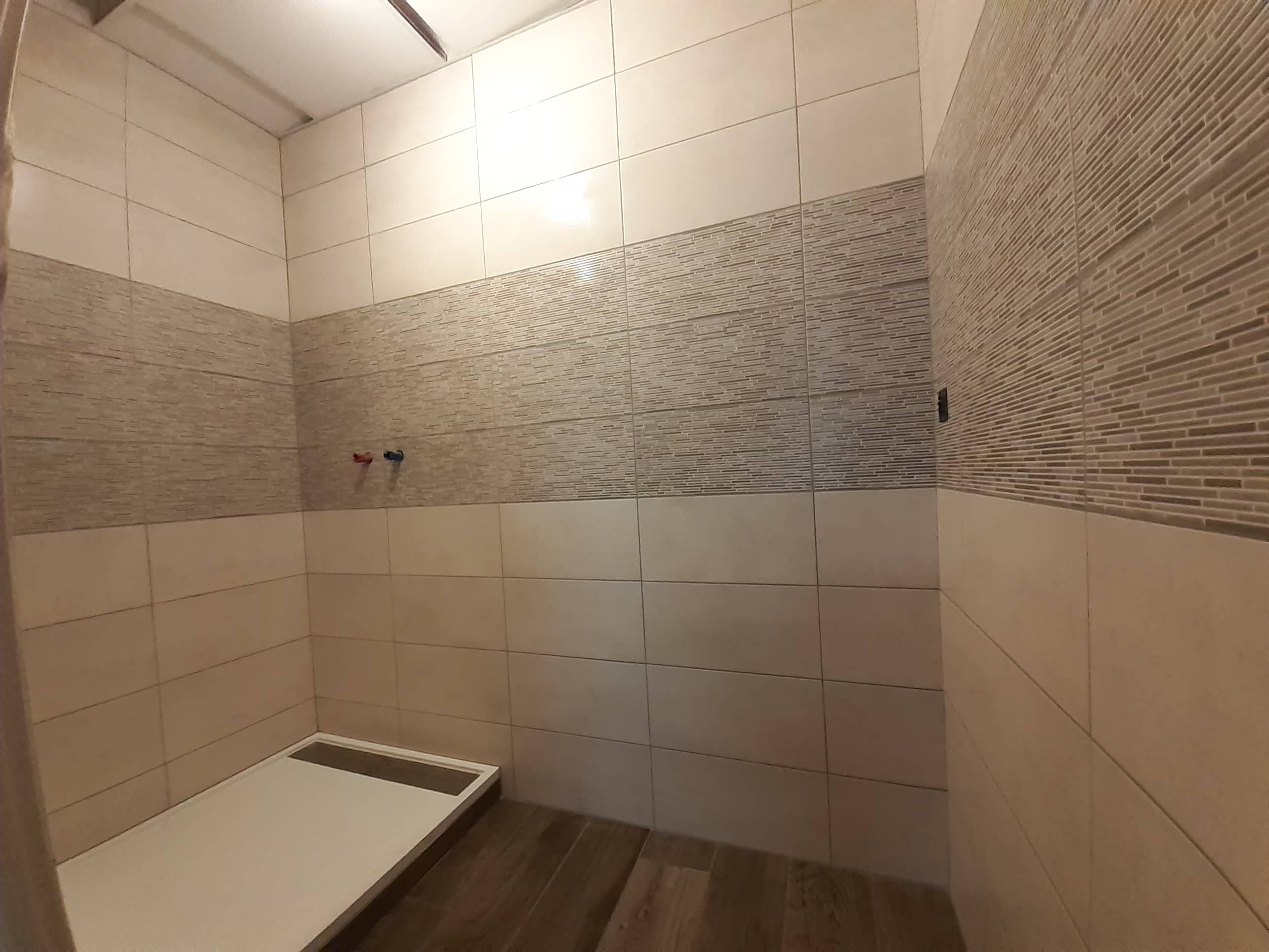 Photo de pose de faïence dans une salle de bain